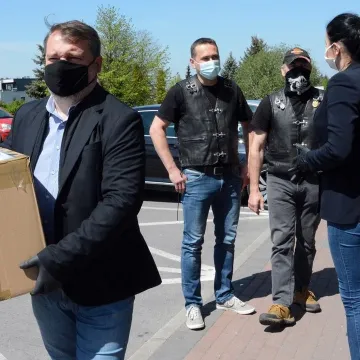 Motocykliści podarowali maseczki