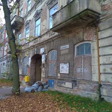 Co z budynkiem frontowym przy ul. Kościuszki 7a w Radomsku?