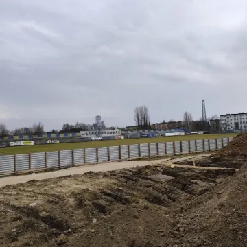 Na stadionie przy Brzeźnickiej buduje się nowa trybuna dla kibiców