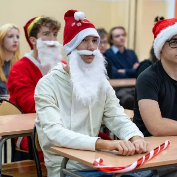 Elektryk w mikołajkowym nastroju