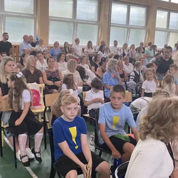 Zasłużone wakacje. Uczniowie „Jedynki” uroczyście zakończyli rok szkolny