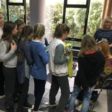 Spotkanie młodzieży z pisarką w bibliotece