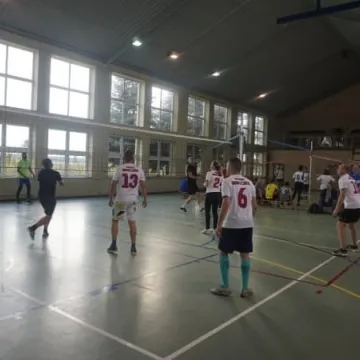 Samorządowcy grali w siatkówkę