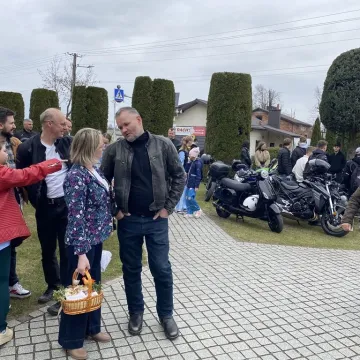 Tłumy motocyklistów i mieszkańców w Strzałkowie. Kolejna Moto Święconka za nami