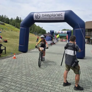 Sportowy weekend na Górze Kamieńsk. Kilkuset zawodników na starcie MTB