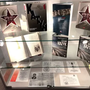 Katyń: zbrodnia, prawda, pamięć - wystawa w bibliotece w Radomsku
