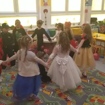 „Zerówiaki” z PSP 8 w Radomsku bawiły się na balu karnawałowym. Świętowały też dzień pizzy