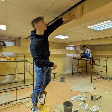 Uczniowie włączyli się w remont sali lekcyjnej w ZSE-E w Radomsku