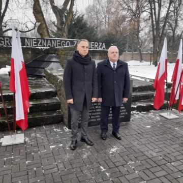 Uroczyste złożenie kwiatów przez władze z okazji 80. rocznicy wyzwolenia Radomska