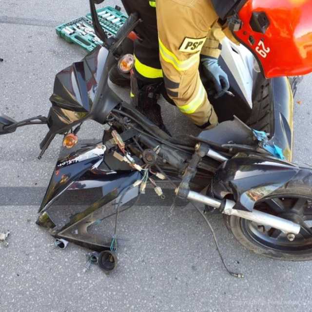 Motocyklista wjechał w samochód osobowy. 78-latek trafił do szpitala