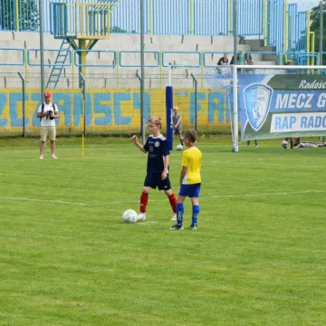 Mali piłkarze na dużej murawie