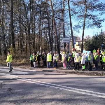 Marsz odblaskowy w Szczepocicach. Uczniowie świecą przykładem