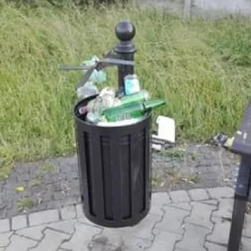 Bałagan na ścieżce do pomnika na Kopcu