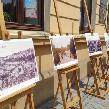 Plenerowa wystawa przed muzeum: „Radomsko na starej pocztówce”
