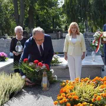 Kwiaty i zaduma w 86. rocznicę wybuchu wojny