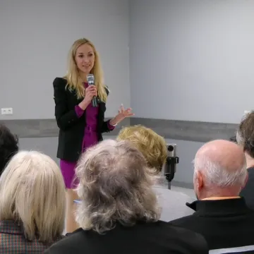 Seniorzy z UTW „Wiem Więcej” spotkali się z aktorką Anną Rakowską