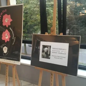 Tadeusz Różewicz w fotograficznym obiektywie