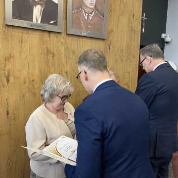 [WIDEO] Uroczystość Złotych Godów: medale, kwiaty i odznaczenia