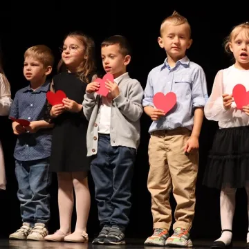 Dzieci z PP nr 9 w Radomsku wystąpiły w MDK dla mamy i taty