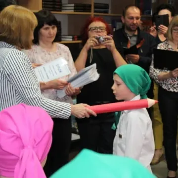 Pasowanie nowych czytelników biblioteki w Radomsku