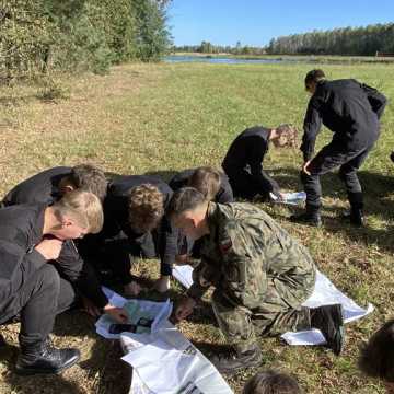 [WIDEO] Manewry klas mundurowych ZSP 1 w Radomsku. Praktyczna lekcja poszukiwania zaginionych