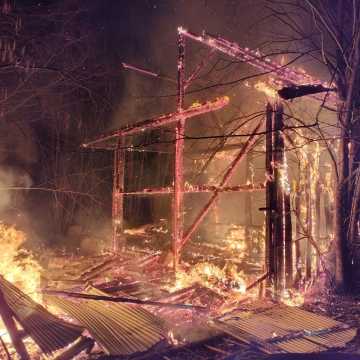 W Szczepocicach Rządowych ogień strawił drewnianą stodołę