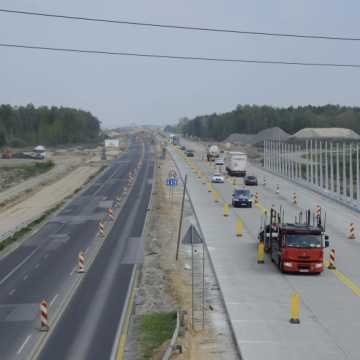 5 km nowej betonowej jezdni na autostradzie między Piotrkowem a Kamieńskiem