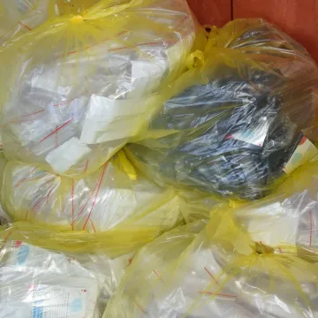 Pracownicy urzędu przygotowują maseczki dla mieszkańców