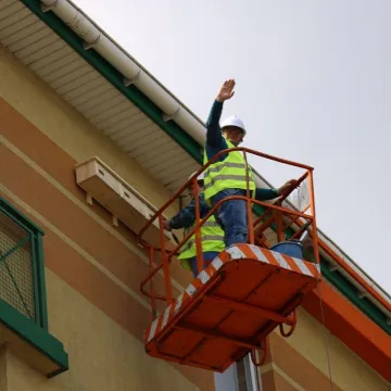 W Radomsku trwa montaż budek lęgowych dla jerzyków