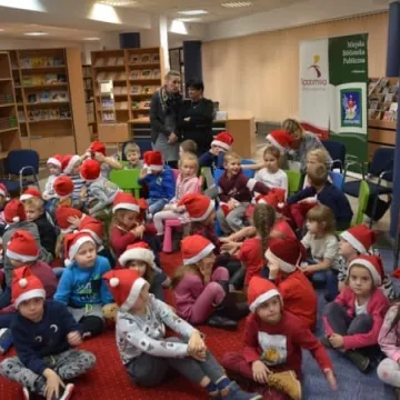 Choinka w MBP Radomsko 