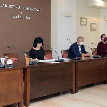 Mieszkańcowi Radomska przeszkadzają jeżdżące pociągi. Poskarżył się na starostę