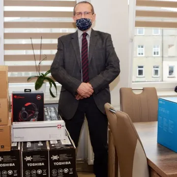 Sprzęt komputerowy trafi do dzieci umieszczonych w pieczy zastępczej