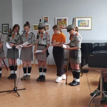 Harcerze w hołdzie powstańcom warszawskim