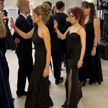 Odliczanie do matury rozpoczęło się eleganckim balem w LO Przedborzu