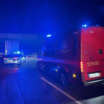 Koło miejscowości Norbertów na autostradzie A1 zderzyły się ciężarówka i pługosolarka