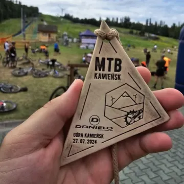 Sportowy weekend na Górze Kamieńsk. Kilkuset zawodników na starcie MTB