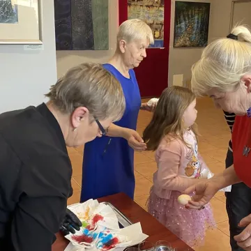 Powrót do korzeni. Uczestnicy warsztatów tworzyli pisanki batikowe w Muzeum Regionalnym w Radomsku