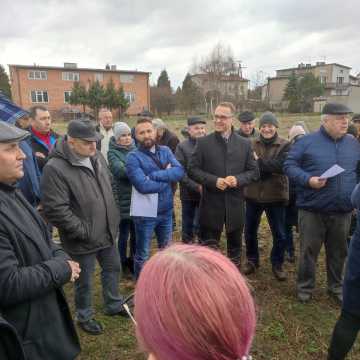 Powraca temat bloków komunalnych przy ulicy Pana Tadeusza w Radomsku. Mieszkańcy spotkali się z radnymi i prezydentem