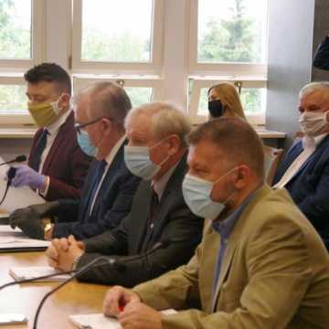Rozpoczęła się sesja Rady Miasta w Radomsku. Obrady z zachowaniem reżimu sanitarnego