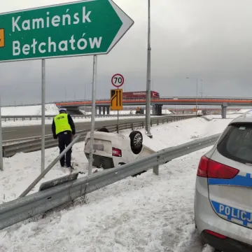 Na A1 dachował samochód. Kobieta jechała za szybko