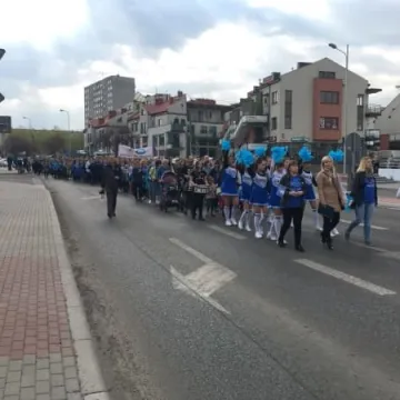 Pochód ulicami miasta - VII Radomszczańskie Dni Autyzmu