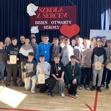 Foto budka, pokazy, poznawanie szkoły. Dzień  Otwarty w ZSP w Kamieńsku