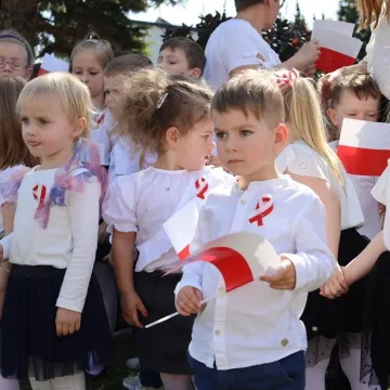 Na nowym maszcie PP4 w Radomsku powiewa już biało-czerwona flaga
