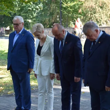 Kwiaty i zaduma w 86. rocznicę wybuchu wojny