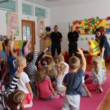 Strażacy szkolą przedszkolaków