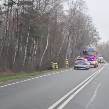 [AKTUALIZACJA] Gm. Kamieńsk: samochód wypadł z drogi i dachował