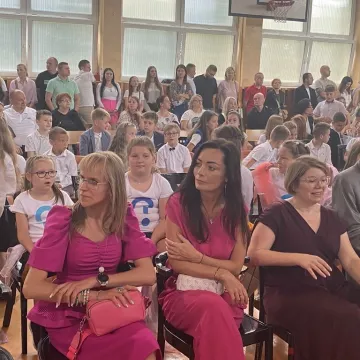 Zasłużone wakacje. Uczniowie „Jedynki” uroczyście zakończyli rok szkolny