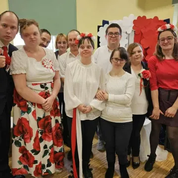 Patriotycznie i tanecznie. Uczestnicy WTZ odwiedzili DPS w Radomsku