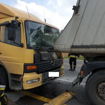 Wypadek na DK1. W okolicach Dąbrowy zderzyły się trzy samochody