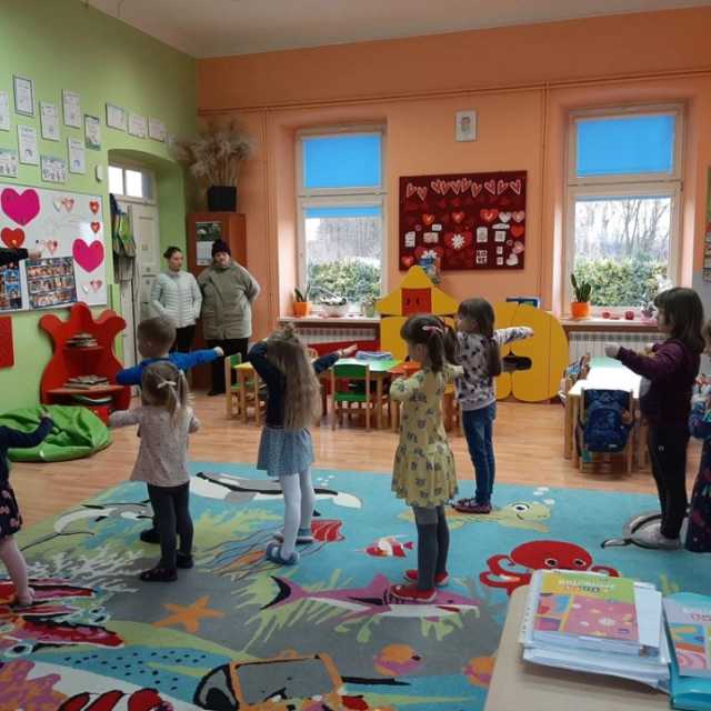 Dzieci z PSP w Dziepółci tańczą, a przy okazji budują więzi społeczne